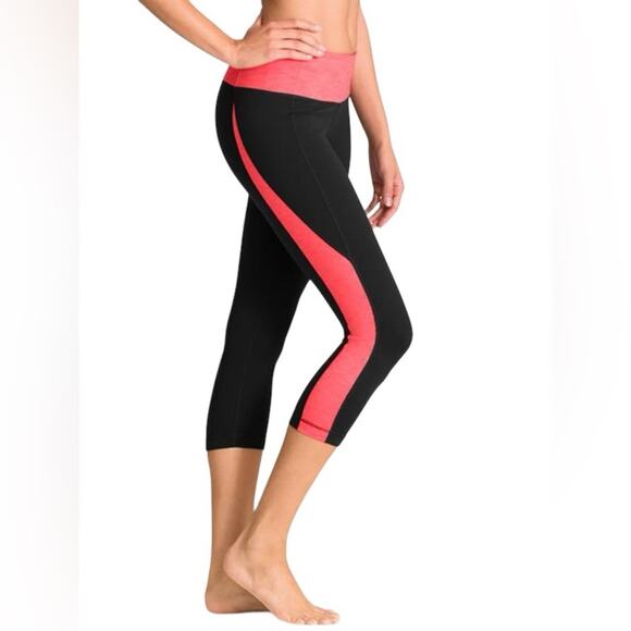 Athleta Splits Revelation Capri in Black/Coral Sizzle- Small - Picture 1 of 9